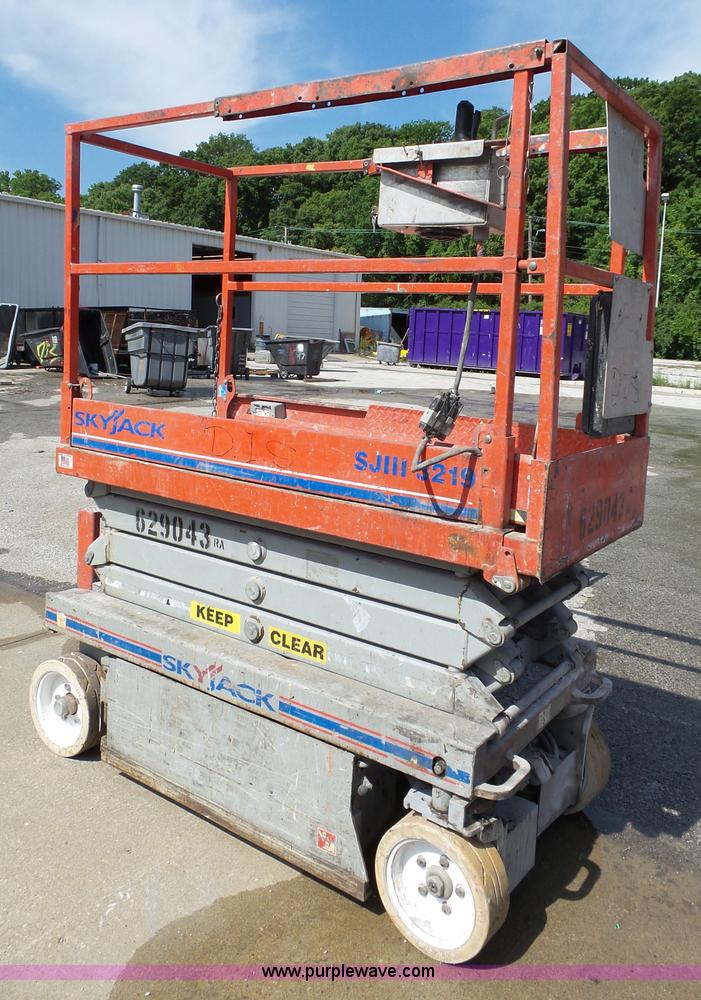 image for item J4101 Skyjack SJIII 3219 scissor lift