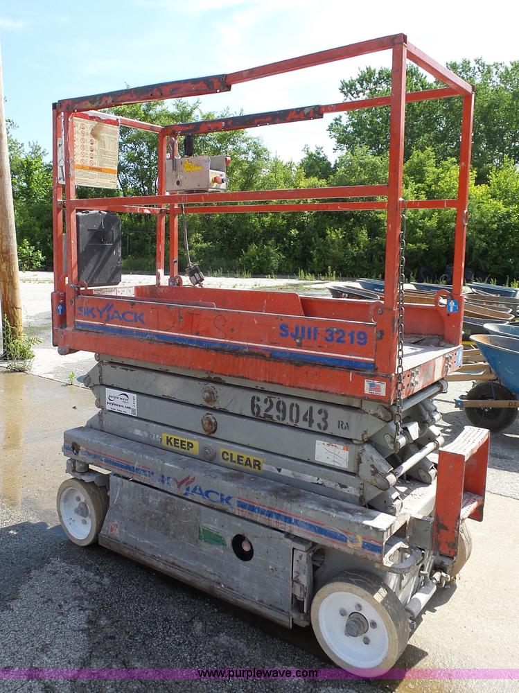 image for item J4101 Skyjack SJIII 3219 scissor lift