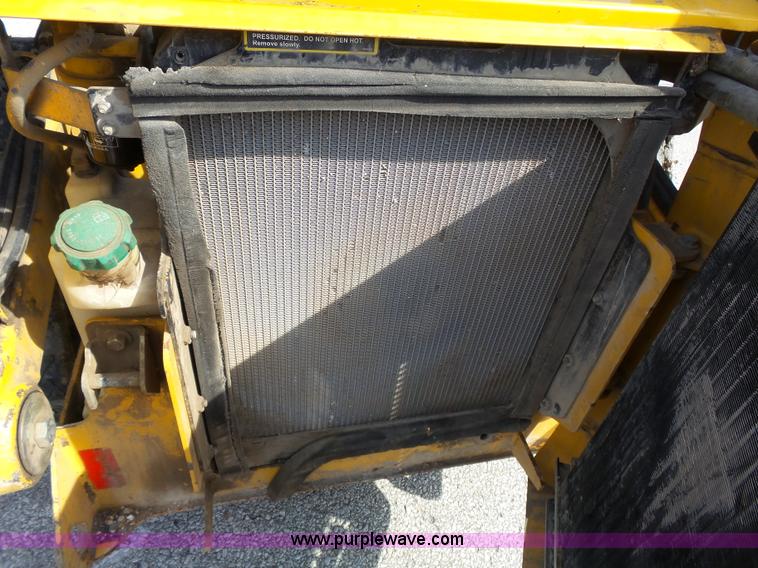 image for item J4102 John Deere 322T skid steer