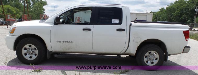 image for item J4952 2005 Nissan Titan Crew Cab pickup truck