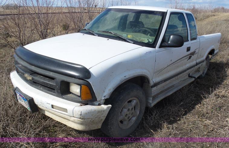 image for item AL9206 1997 Chevrolet S10 Ext. Cab pickup truck