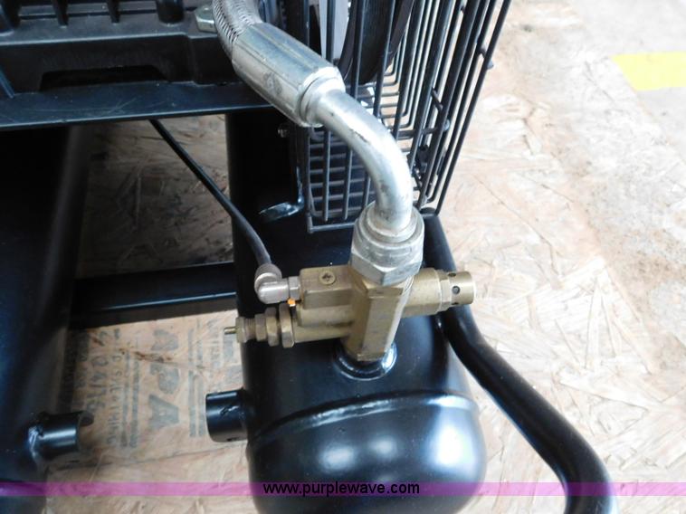 image for item AQ9650 Hitachi EC-2510 air compressor