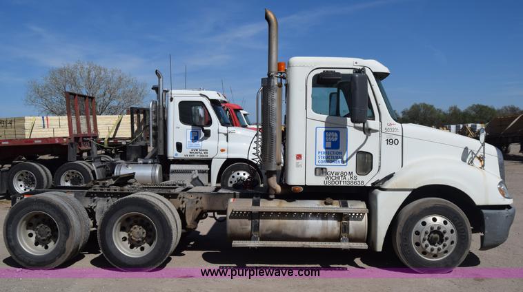 image for item BX9745 2007 Freightliner Columbia semi truck