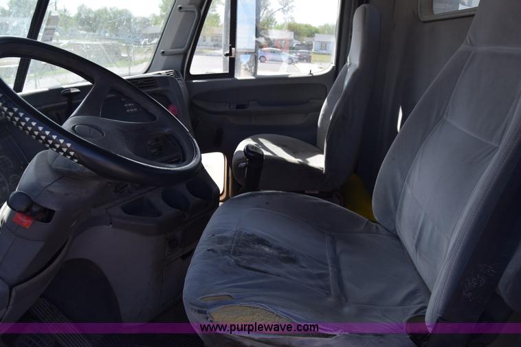 image for item BX9745 2007 Freightliner Columbia semi truck