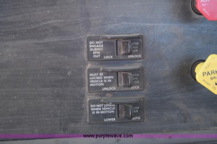 image for item BX9745 2007 Freightliner Columbia semi truck