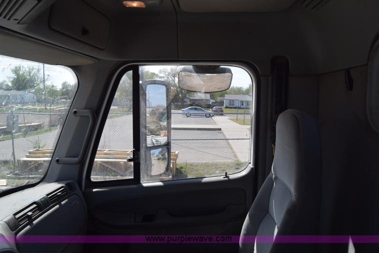 image for item BX9745 2007 Freightliner Columbia semi truck