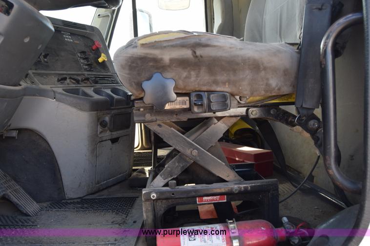 image for item BX9745 2007 Freightliner Columbia semi truck