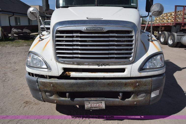 image for item BX9745 2007 Freightliner Columbia semi truck