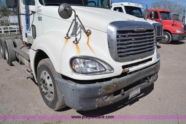 image for item BX9745 2007 Freightliner Columbia semi truck