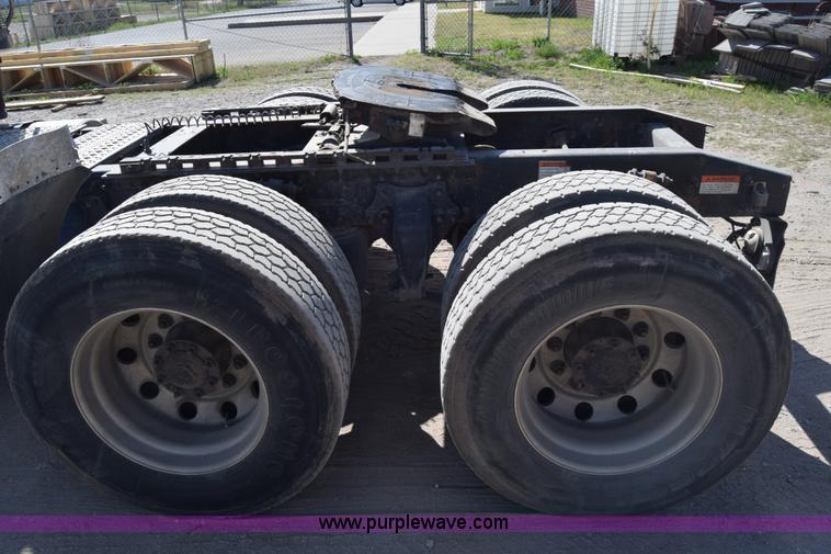 image for item BX9745 2007 Freightliner Columbia semi truck