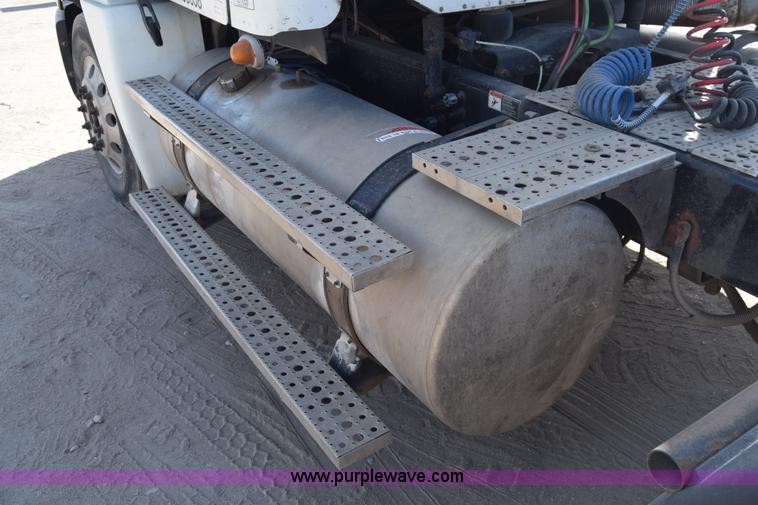 image for item BX9745 2007 Freightliner Columbia semi truck