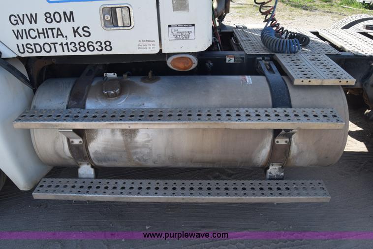 image for item BX9745 2007 Freightliner Columbia semi truck