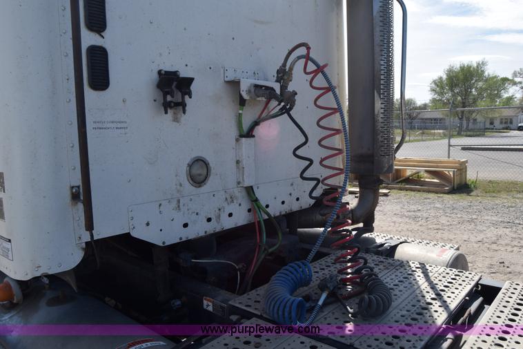 image for item BX9745 2007 Freightliner Columbia semi truck