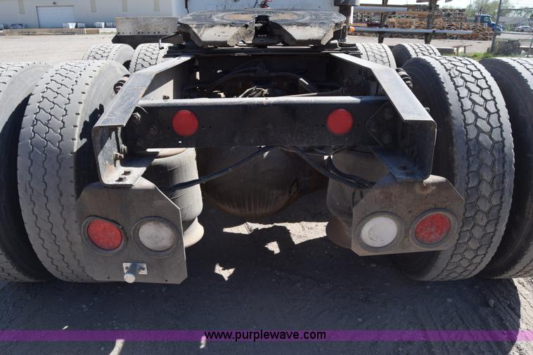 image for item BX9745 2007 Freightliner Columbia semi truck