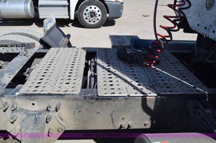 image for item BX9745 2007 Freightliner Columbia semi truck