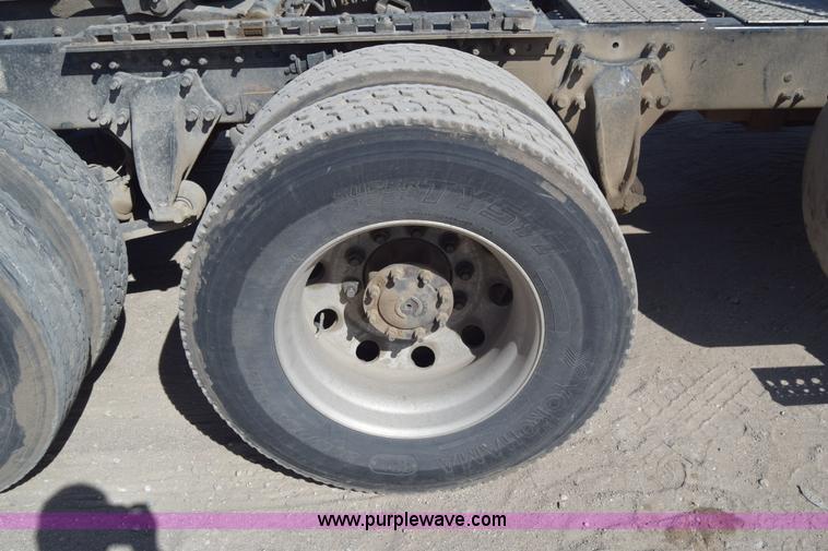 image for item BX9745 2007 Freightliner Columbia semi truck