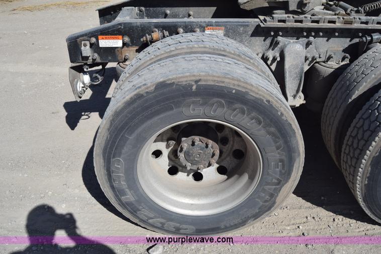 image for item BX9745 2007 Freightliner Columbia semi truck