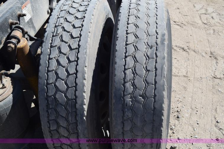 image for item BX9745 2007 Freightliner Columbia semi truck