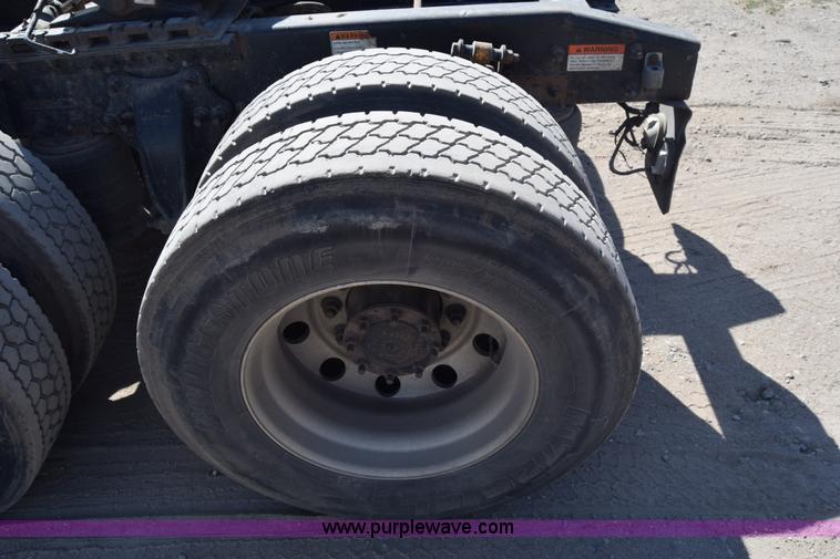 image for item BX9745 2007 Freightliner Columbia semi truck