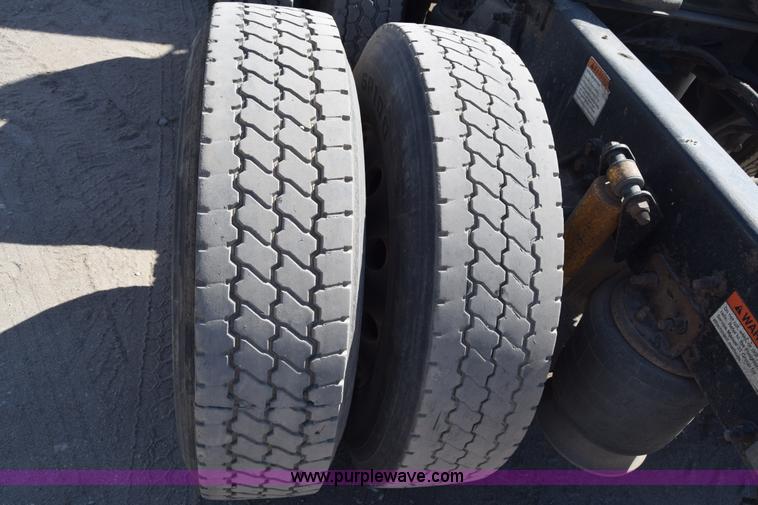 image for item BX9745 2007 Freightliner Columbia semi truck