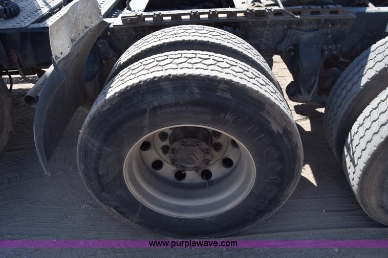 image for item BX9745 2007 Freightliner Columbia semi truck