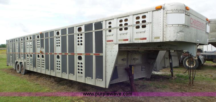 image for item CD9943 1997 Wilson P5GN838R livestock trailer