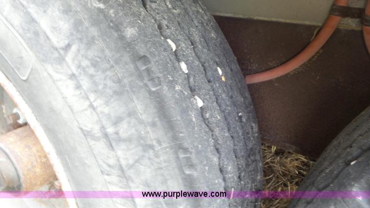 image for item CD9943 1997 Wilson P5GN838R livestock trailer