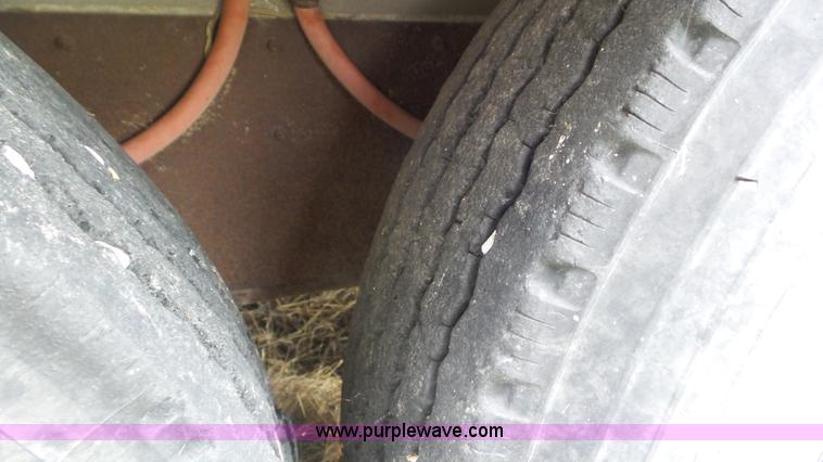 image for item CD9943 1997 Wilson P5GN838R livestock trailer