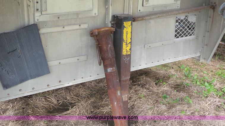 image for item CD9943 1997 Wilson P5GN838R livestock trailer