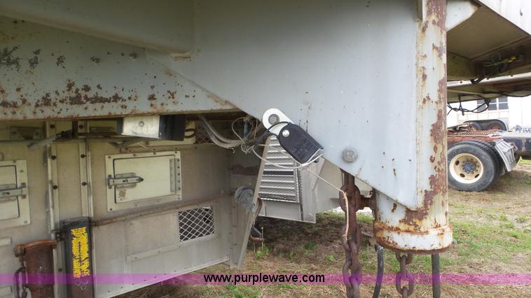 image for item CD9943 1997 Wilson P5GN838R livestock trailer