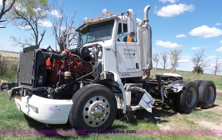 image for item J4098 2007 Peterbilt 386 semi truck