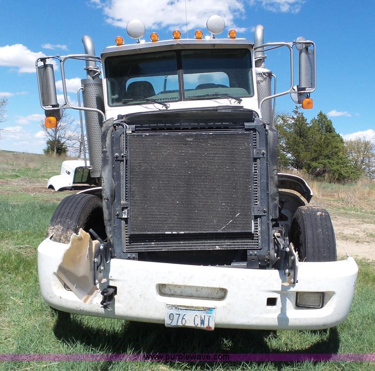 image for item J4098 2007 Peterbilt 386 semi truck