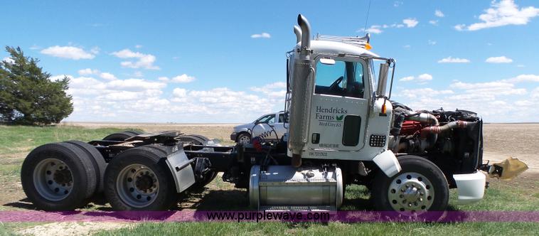 image for item J4098 2007 Peterbilt 386 semi truck