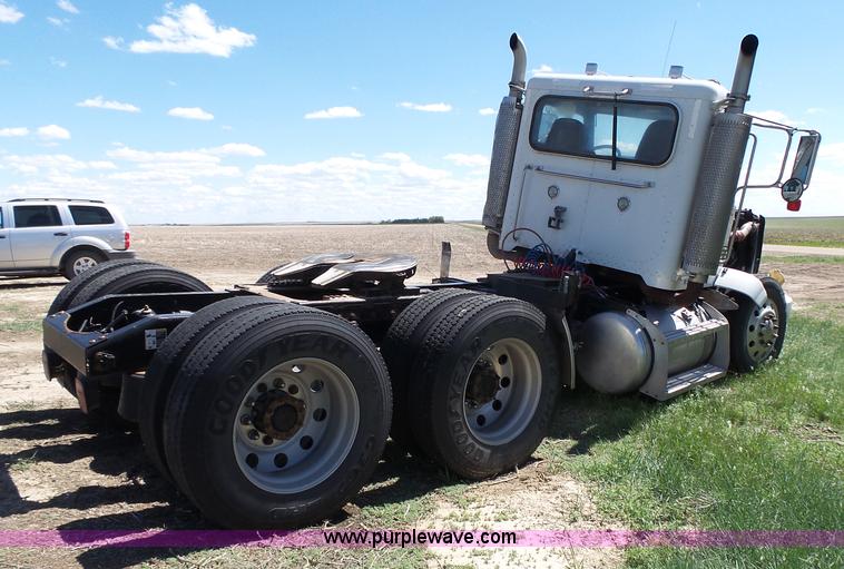 image for item J4098 2007 Peterbilt 386 semi truck