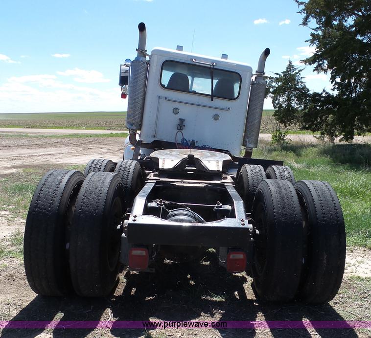 image for item J4098 2007 Peterbilt 386 semi truck