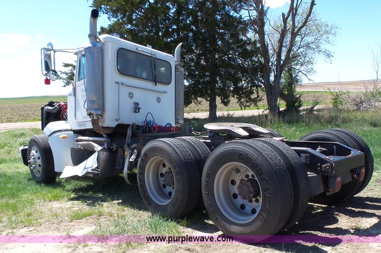 image for item J4098 2007 Peterbilt 386 semi truck