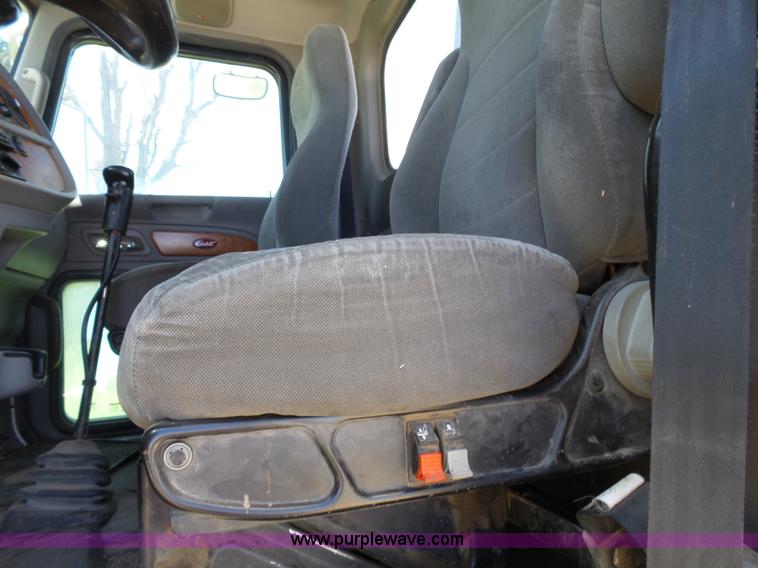 image for item J4098 2007 Peterbilt 386 semi truck