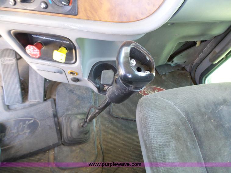 image for item J4098 2007 Peterbilt 386 semi truck