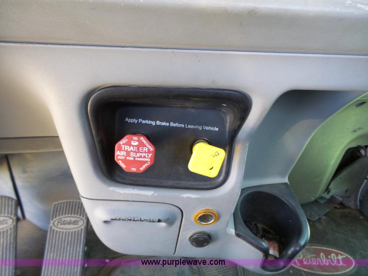 image for item J4098 2007 Peterbilt 386 semi truck