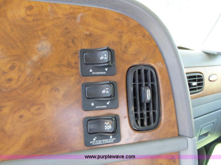 image for item J4098 2007 Peterbilt 386 semi truck