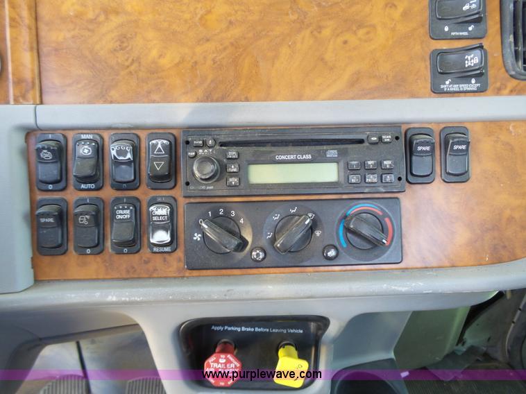 image for item J4098 2007 Peterbilt 386 semi truck