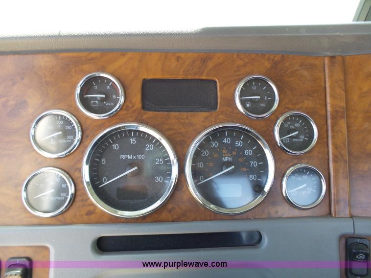 image for item J4098 2007 Peterbilt 386 semi truck