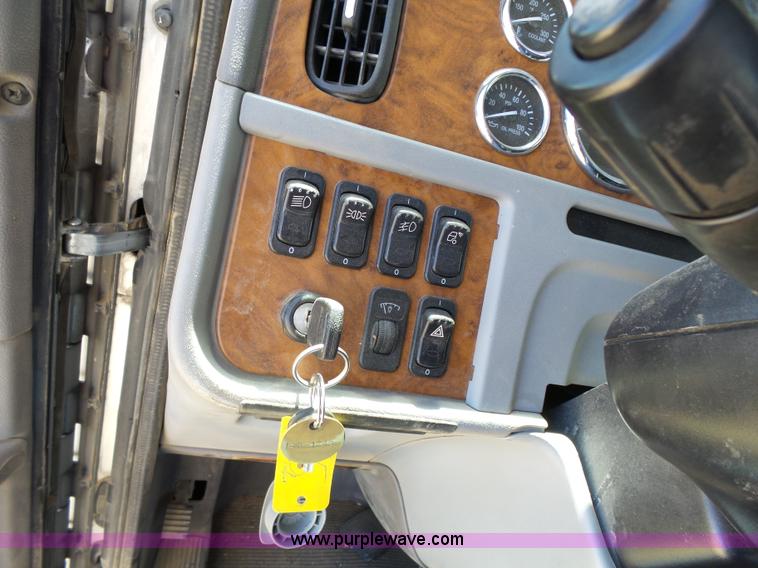 image for item J4098 2007 Peterbilt 386 semi truck