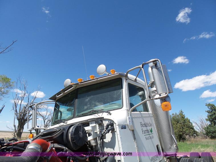 image for item J4098 2007 Peterbilt 386 semi truck