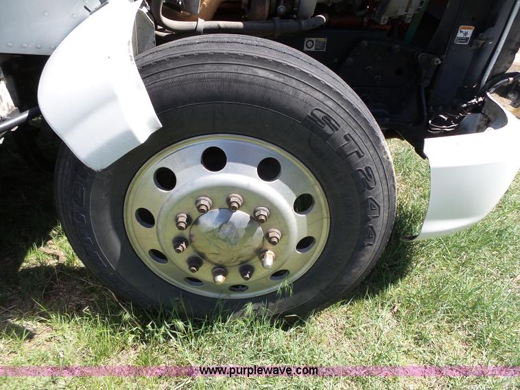 image for item J4098 2007 Peterbilt 386 semi truck