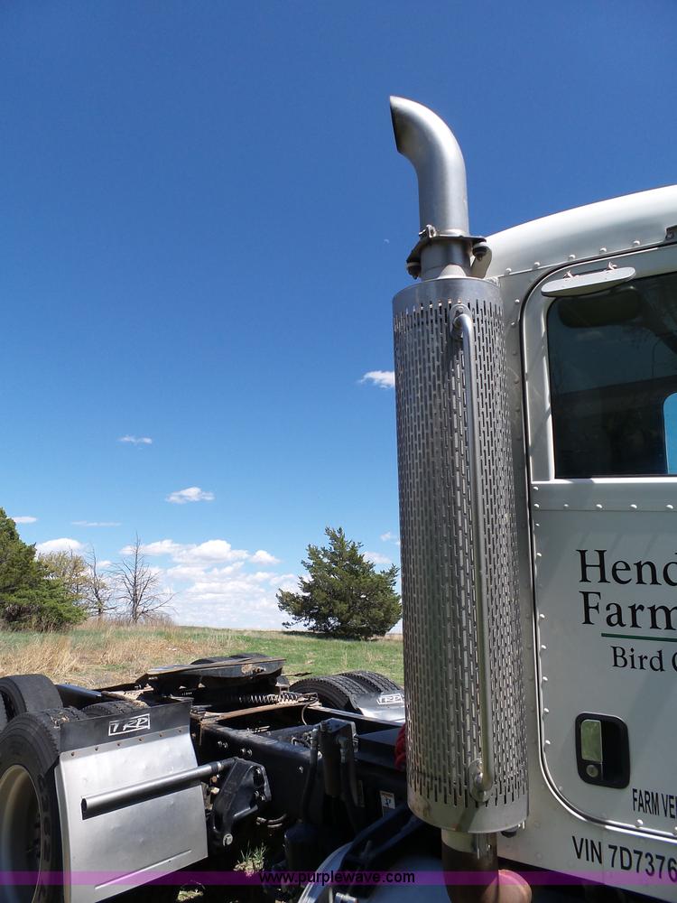 image for item J4098 2007 Peterbilt 386 semi truck