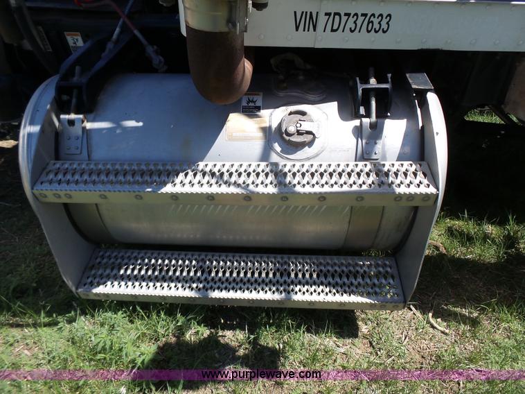 image for item J4098 2007 Peterbilt 386 semi truck