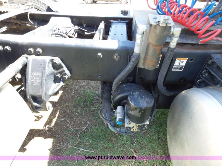 image for item J4098 2007 Peterbilt 386 semi truck