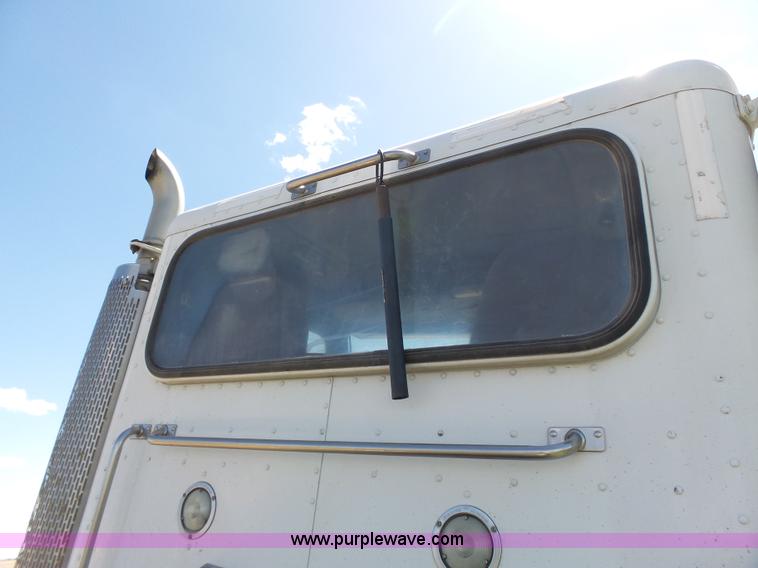 image for item J4098 2007 Peterbilt 386 semi truck