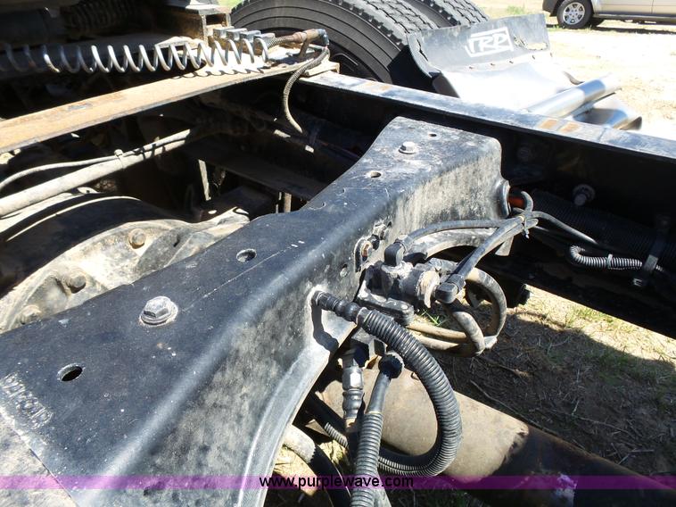 image for item J4098 2007 Peterbilt 386 semi truck